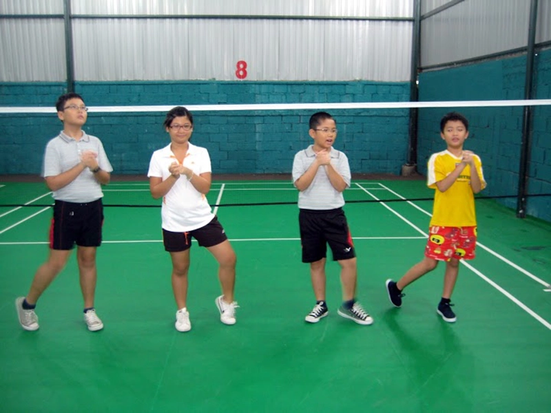 Khởi động trước khi chơi cầu lông
