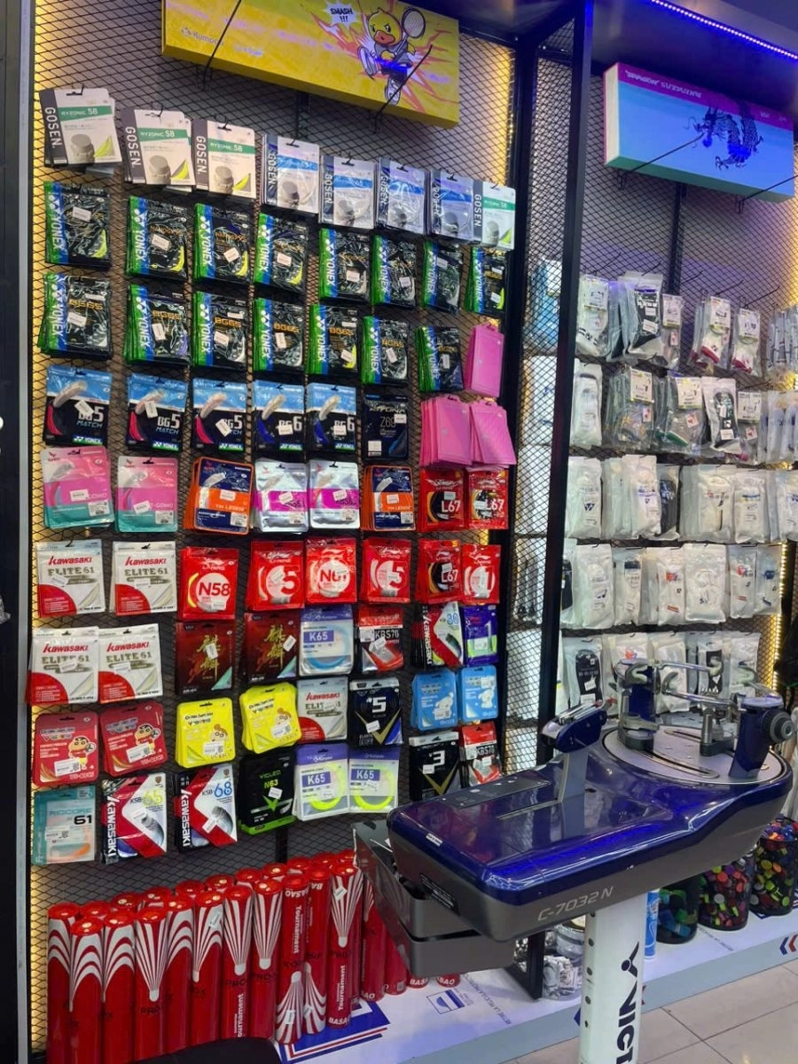 VNB Cam Le sports store with badminton racket area