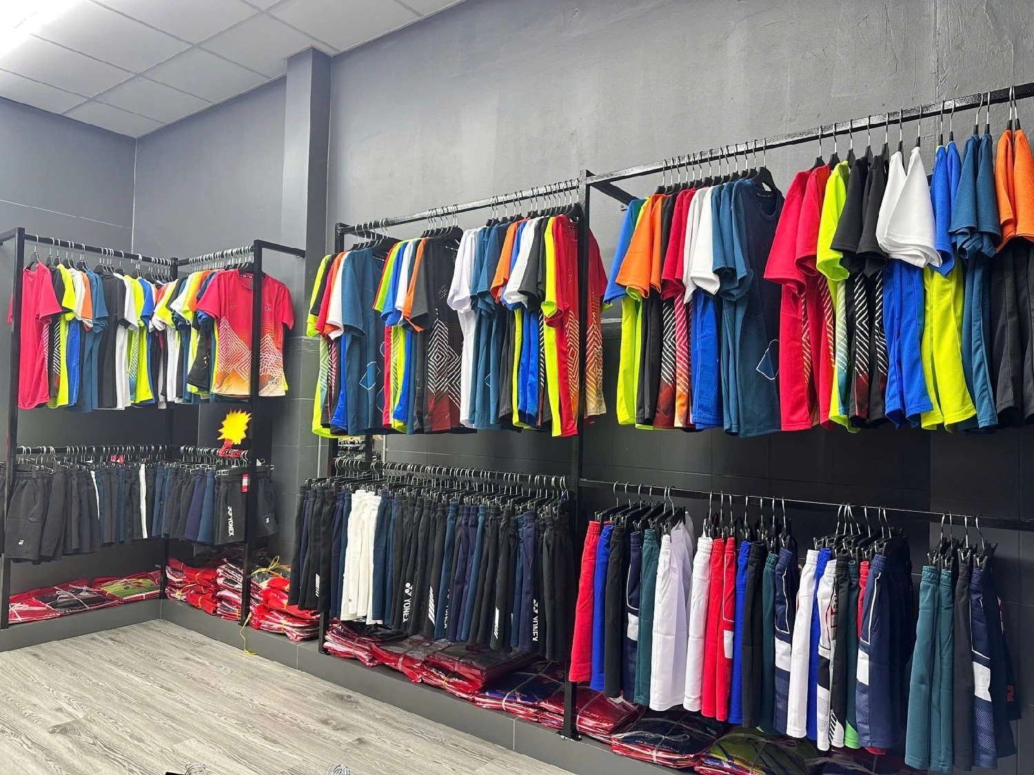 Khu vực quần áo tại Shop Đức Hòa