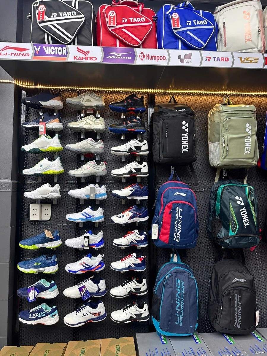 Khu vực giày cầu lông tại ShopVNB Đức Hòa