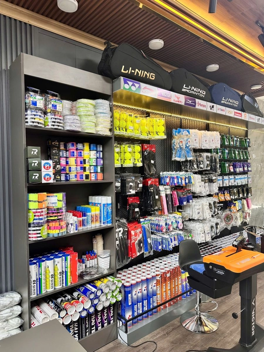 Khu vực phụ kiện thể thao tại ShopVNB Đức Hòa