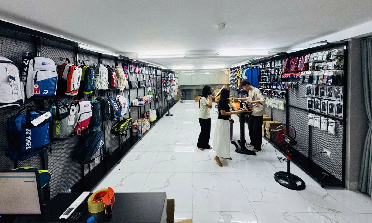 Không gian bên trong cửa hàng thể thao VNB Hai Bà Trưng CN2