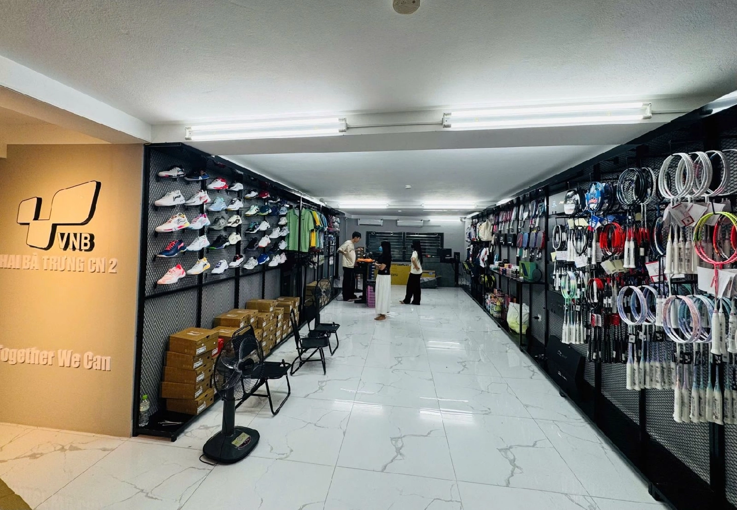 Không gian bên trong cửa hàng thể thao VNB Hai Bà Trưng CN2