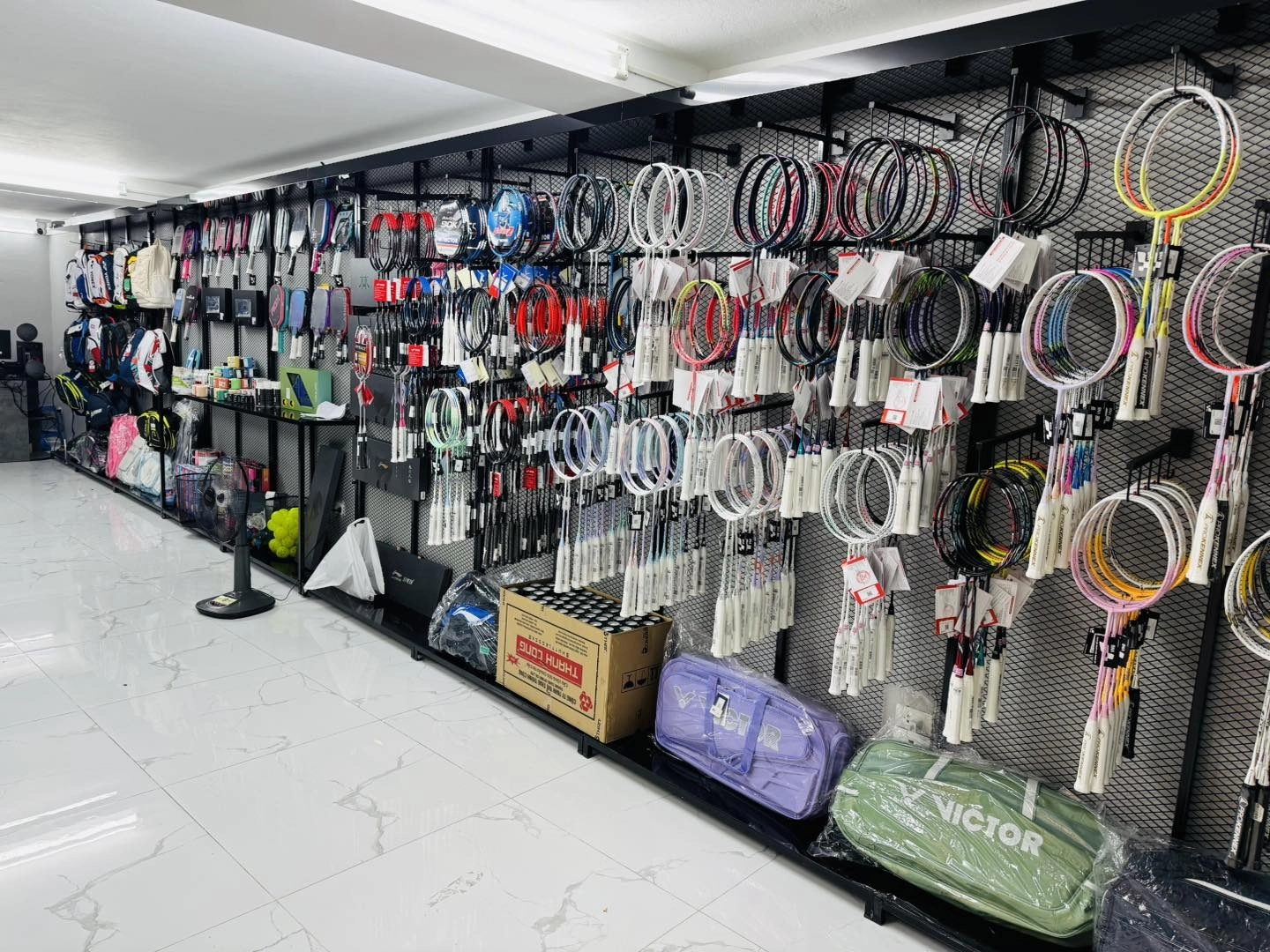  Khu vực sản phẩm cầu lông tại ShopVNB Hai bà trưng CN2