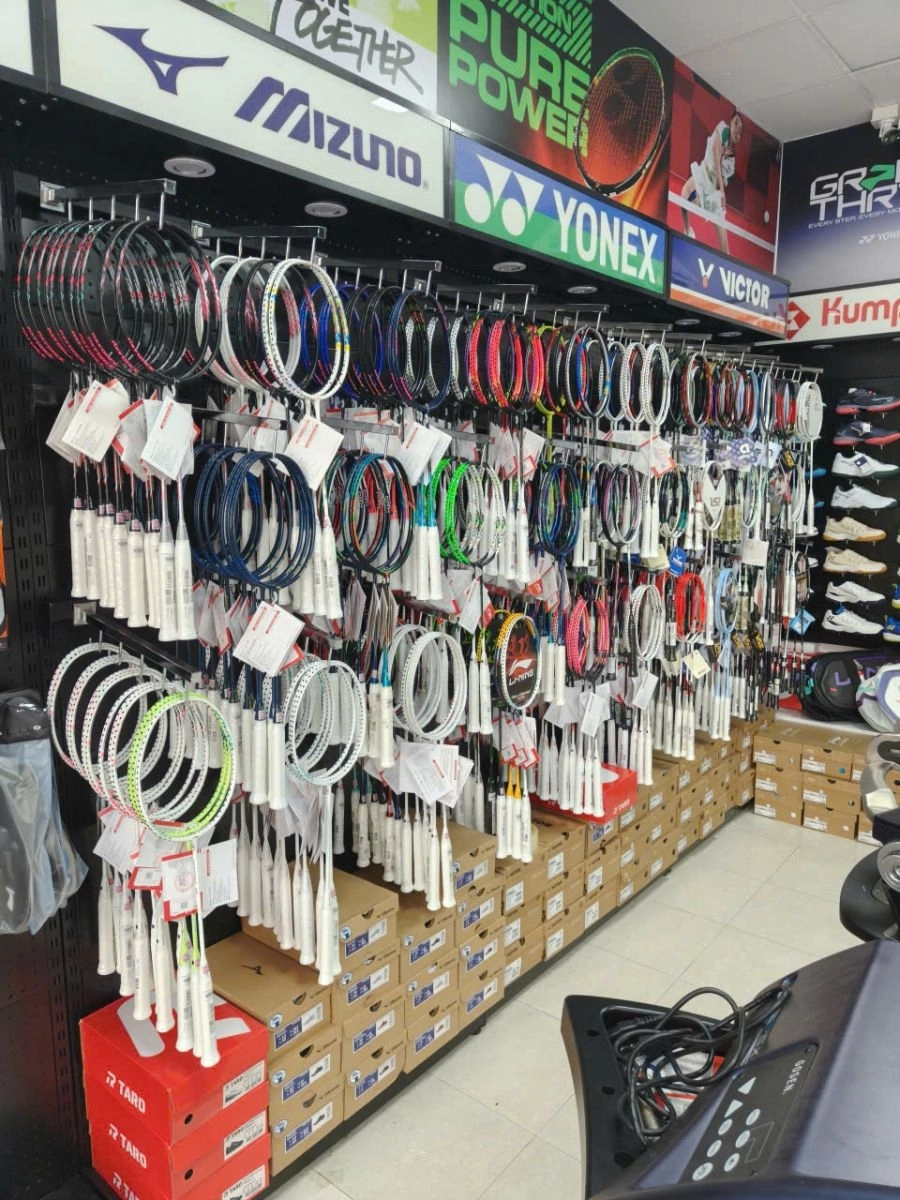 Không gian vợt tại Cửa hàng thể thao ShopVNB Hoài Đức
