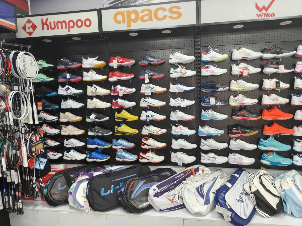 Khu vực giày cầu lông tại ShopVNB Hoài Đức