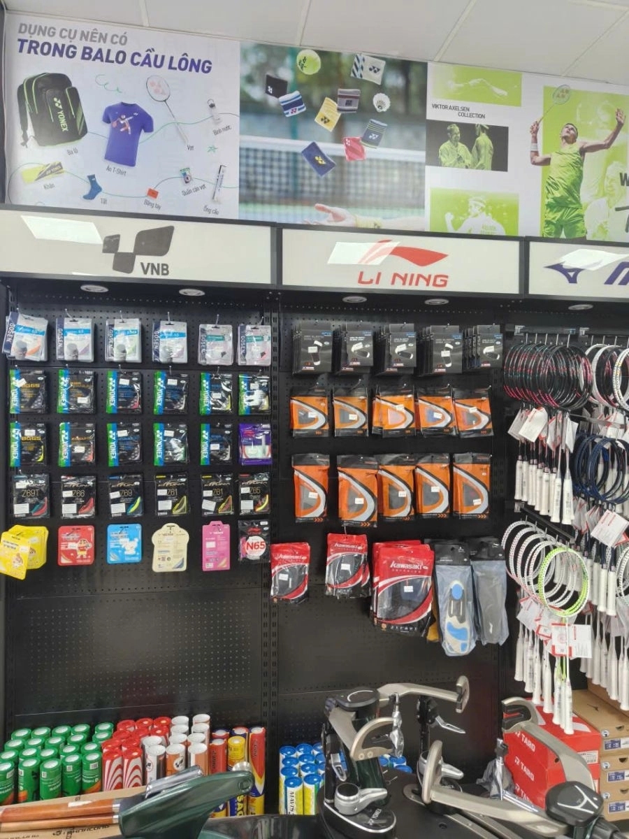 Khu vực cước đan vợt cầu lông tại VNB Hoài Đức