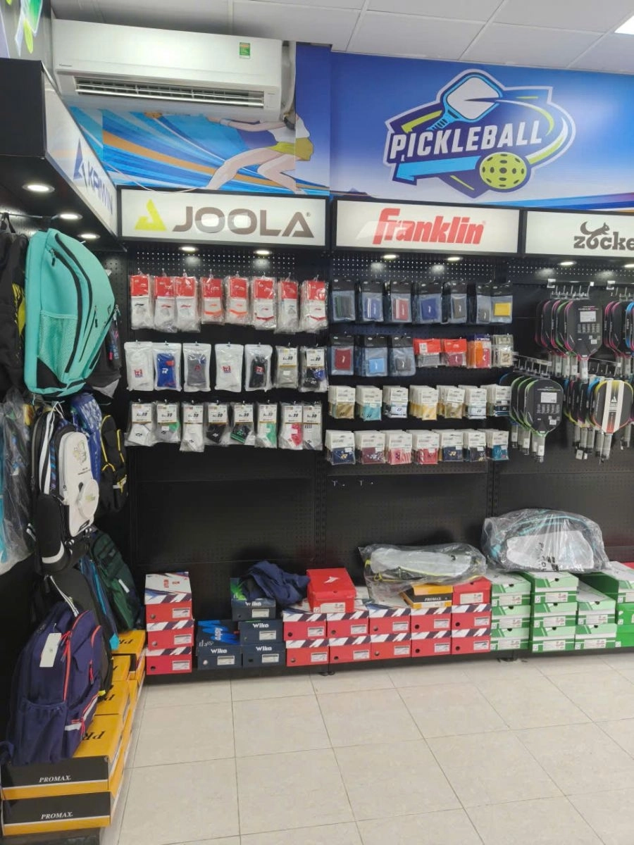 Khu vực phụ kiện tại ShopVNB Hoài Đức