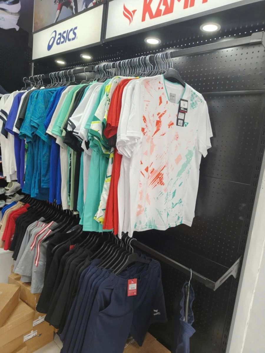 Khu vực áo quần tại ShopVNB Hoài Đức