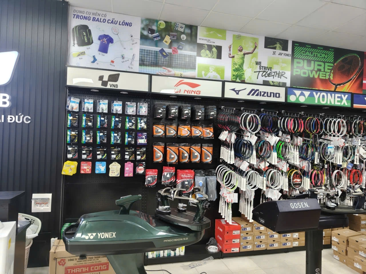Khu vực cước đan vợt cầu lông tại VNB Hoài Đức