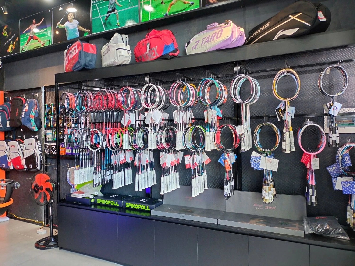 Khu vực vợt cầu lông tại ShopVNB Liên Chiểu