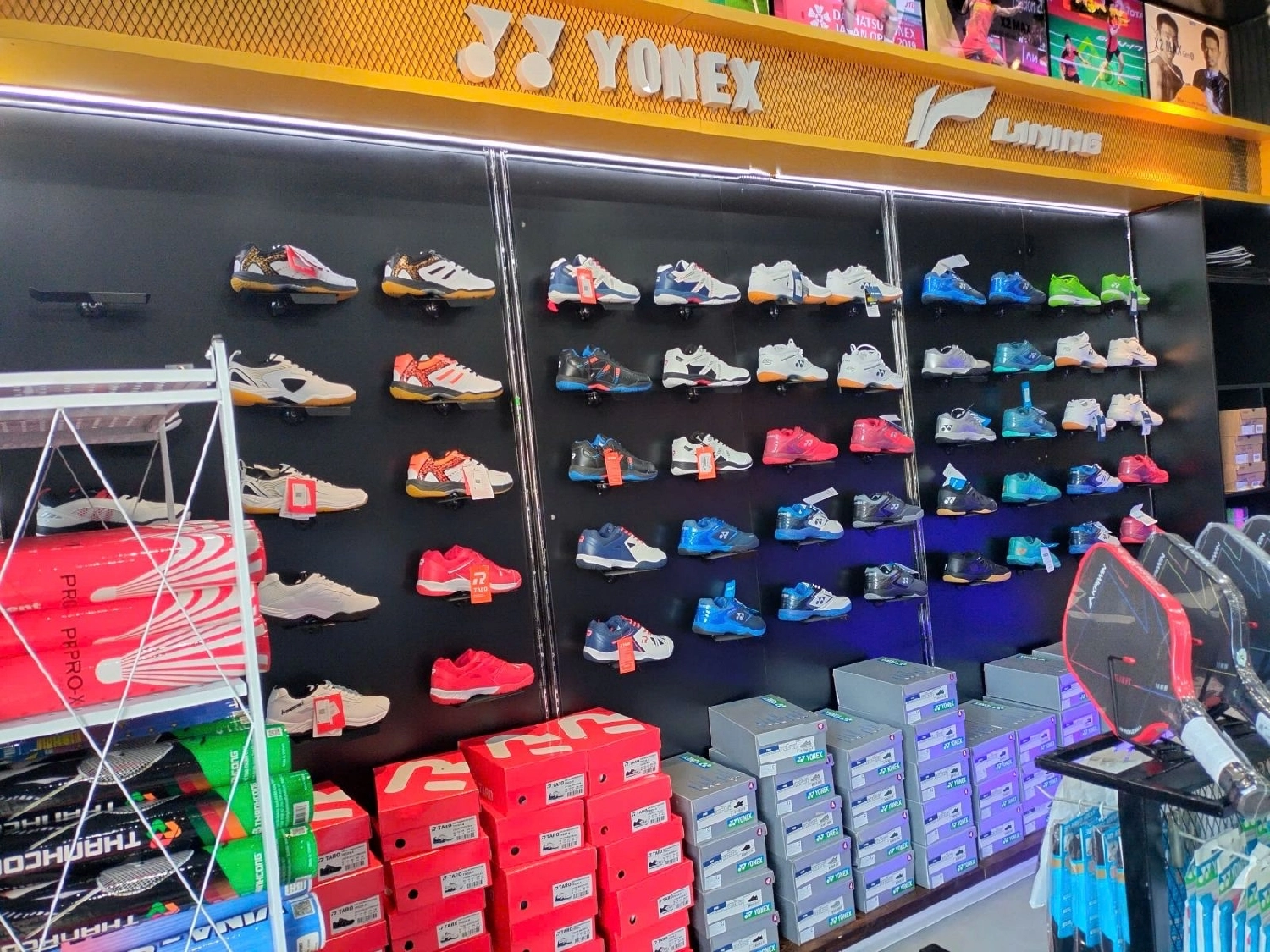 Khu vực giày cầu lông tại ShopVNB Liên Chiểu