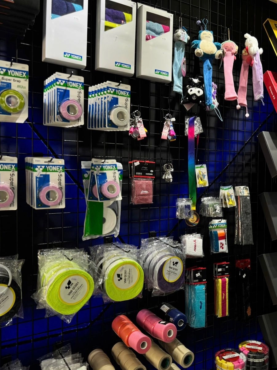 Khu vực phụ kiện tại ShopVNB Thanh Trì
