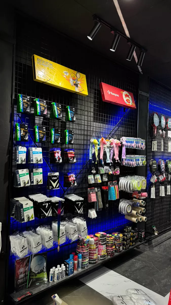 Khu vực phụ kiện tại ShopVNB Thanh Trì