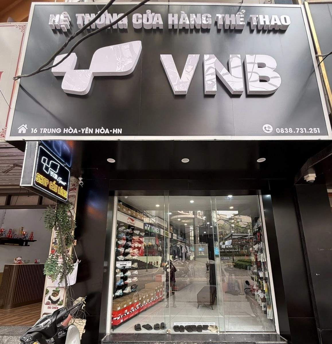 Phía trước cửa hàng thể thao VNB Cầu Giấy Chi Nhánh 2