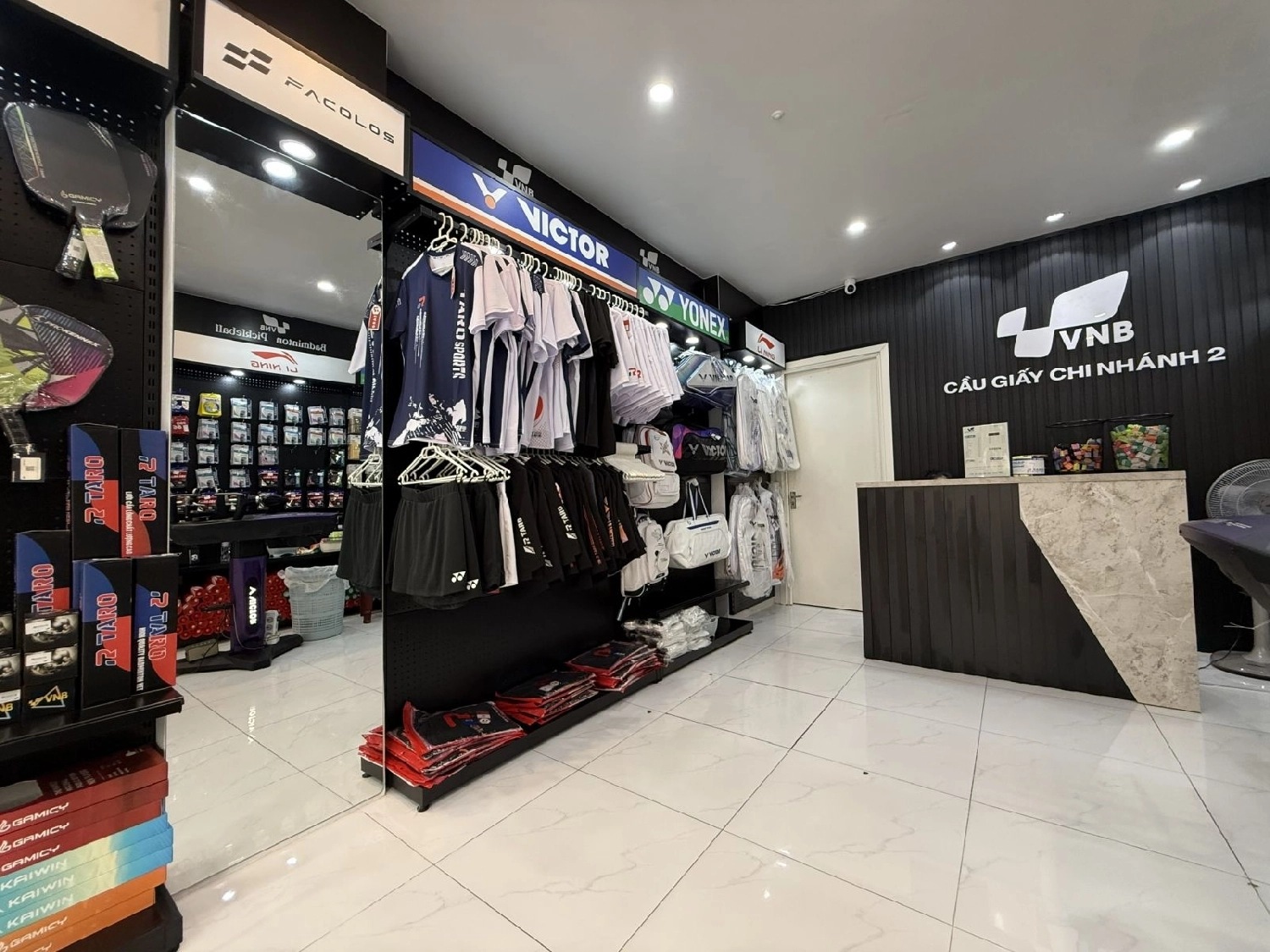 Không gian trưng bày giày quần áo cầu lông tại VNB Cầu Giấy Chi Nhánh 2