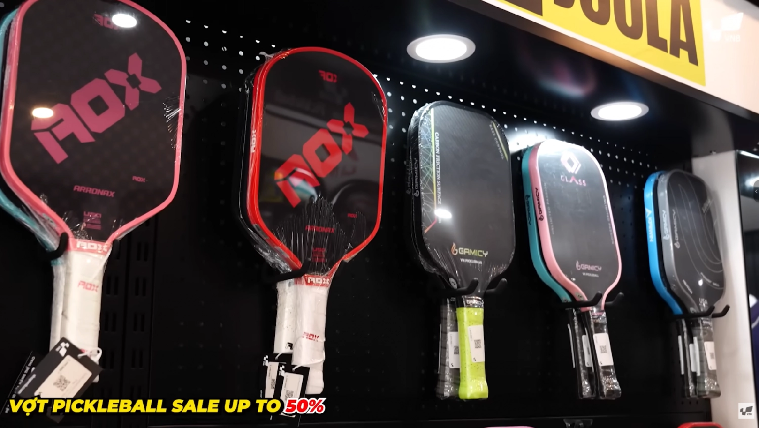 Kệ trưng bày vợt Pickleball tại VNB Cầu Giấy Chi Nhánh 2