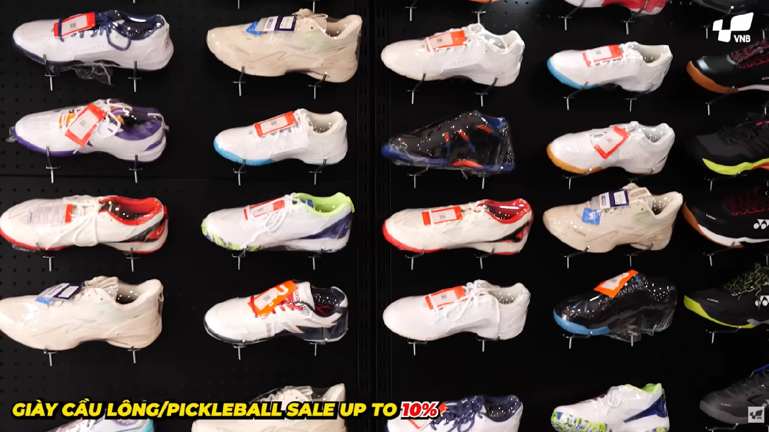Kệ trưng bày giày Pickleball tại VNB Cầu Giấy Chi Nhánh 2