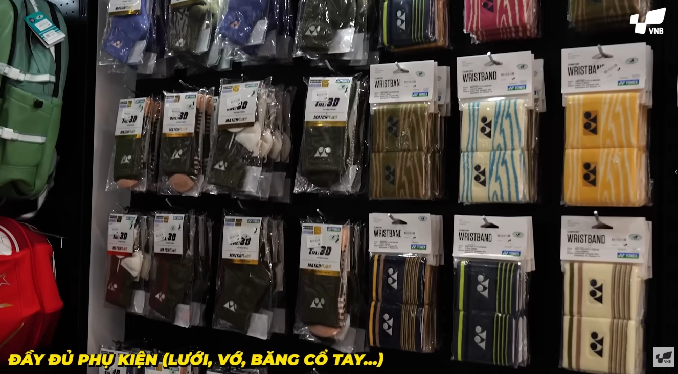 Kệ trưng bày phụ kiện cầu lông tại VNB Cầu Giấy Chi Nhánh 2