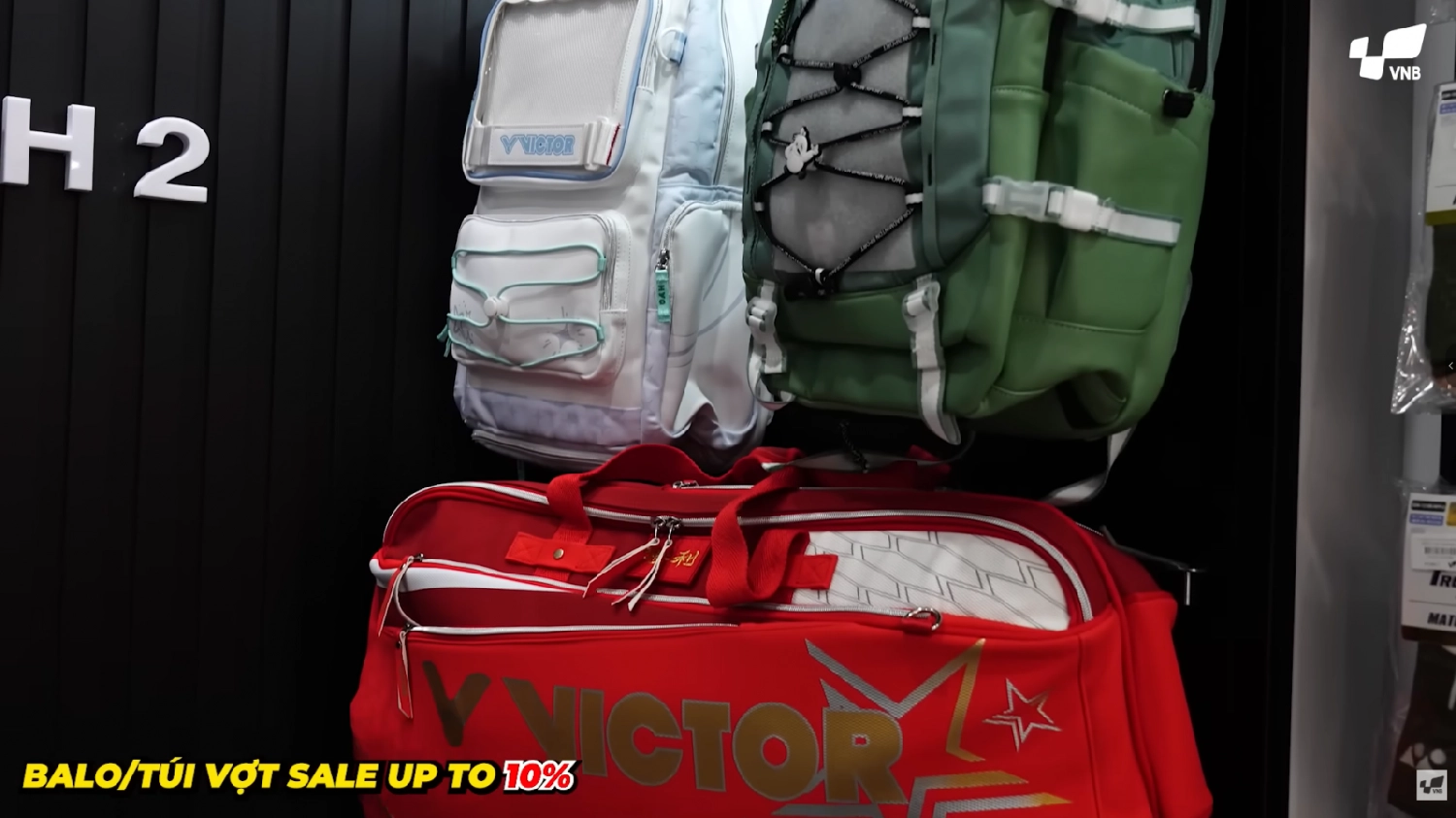 Kệ trưng bày balo/túi vợt cầu lông tại VNB Cầu Giấy Chi Nhánh 2