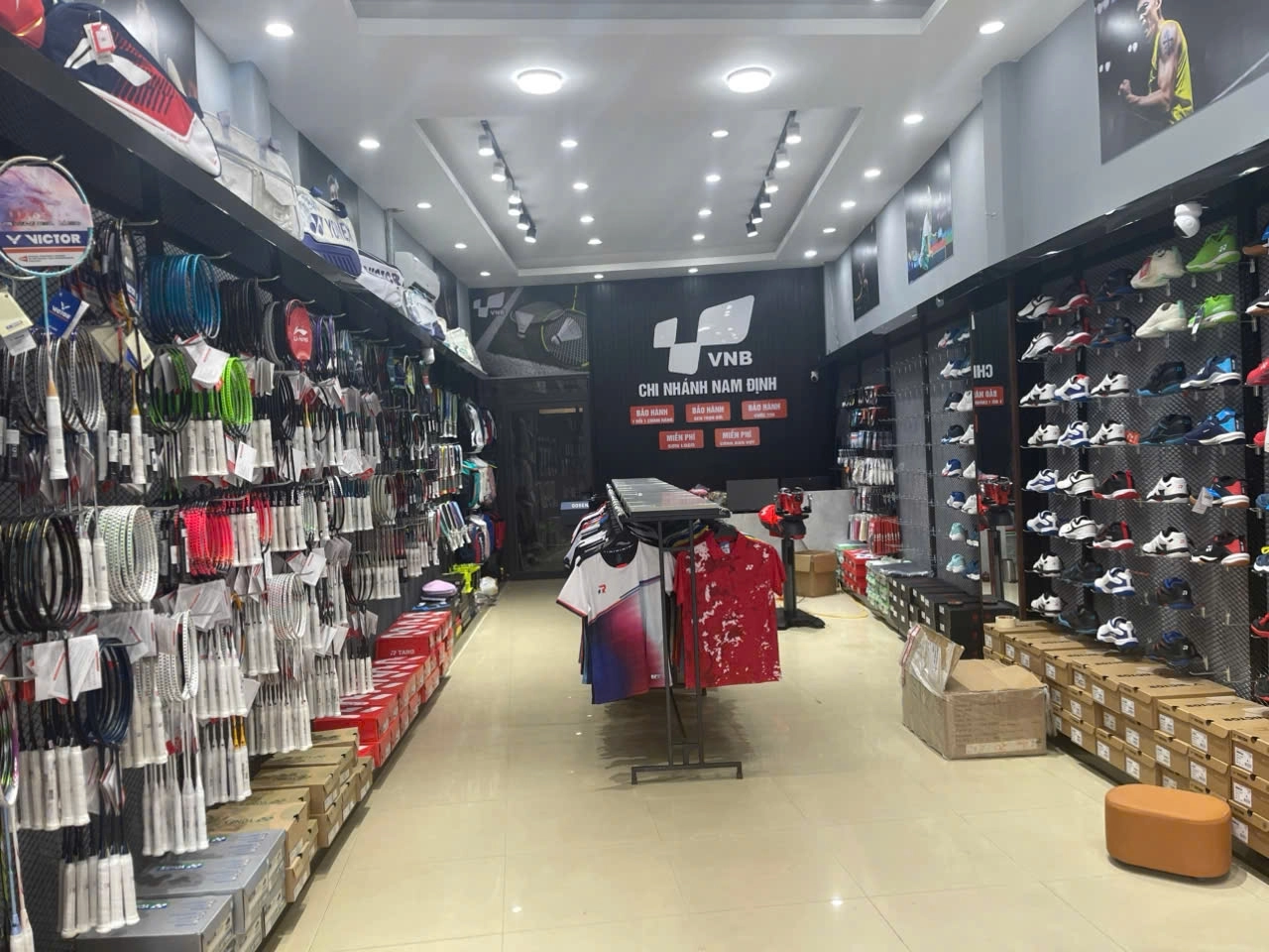 Không gian bên trong cửa hàng VNB Nam Định