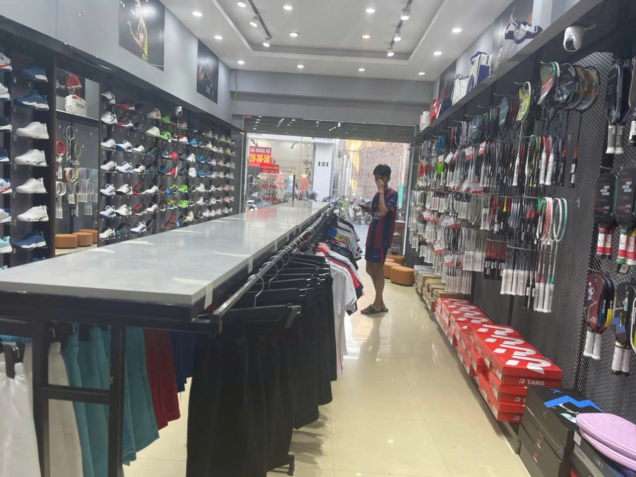Khu vực áo cầu lông tại cửa hàng VNB Nam Định