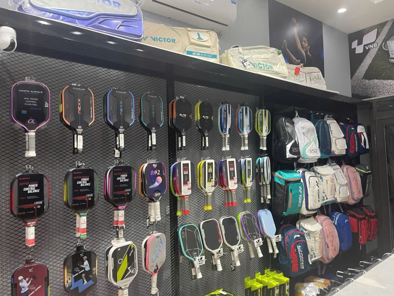 Khu vực vợt Pickleball tại cửa hàng VNB Nam Định