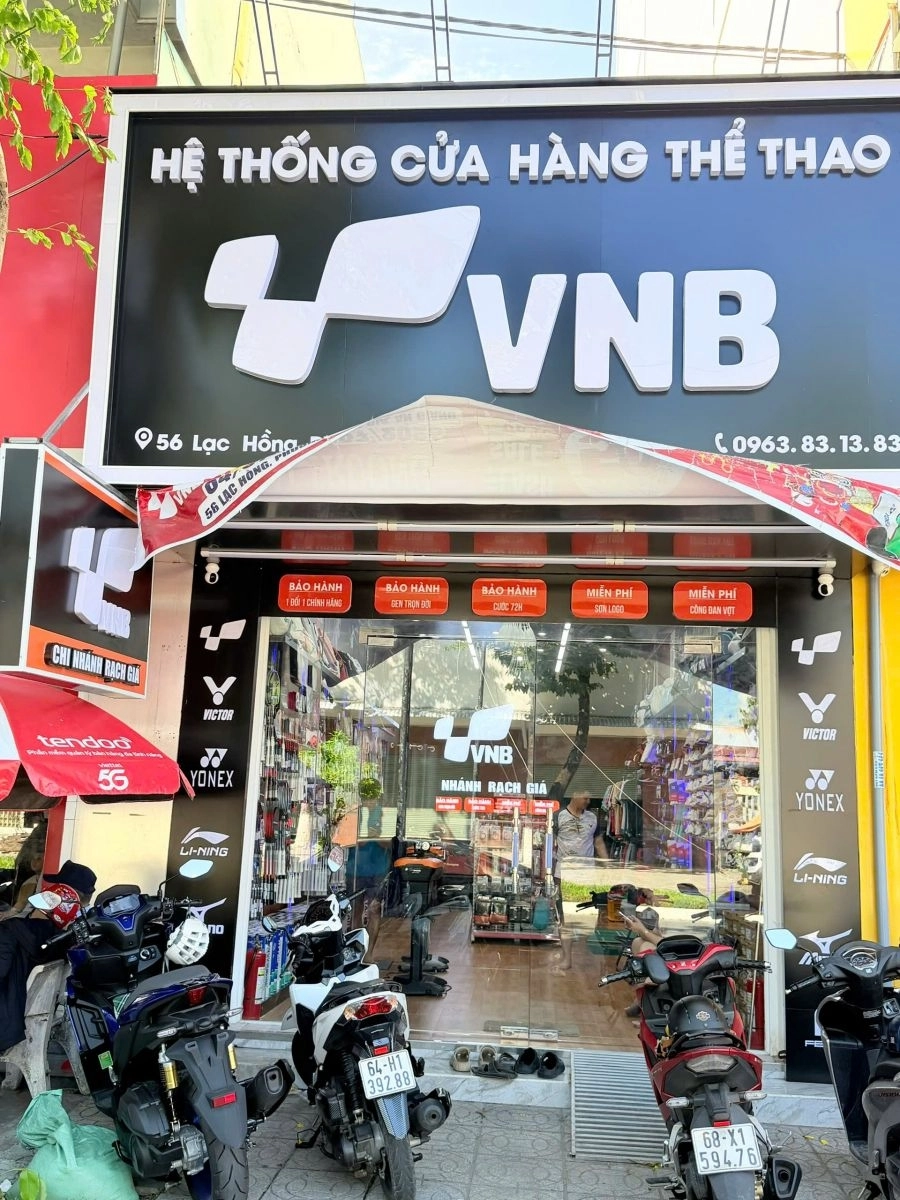 Bên ngoài cửa hàng VNB Rạch Giá