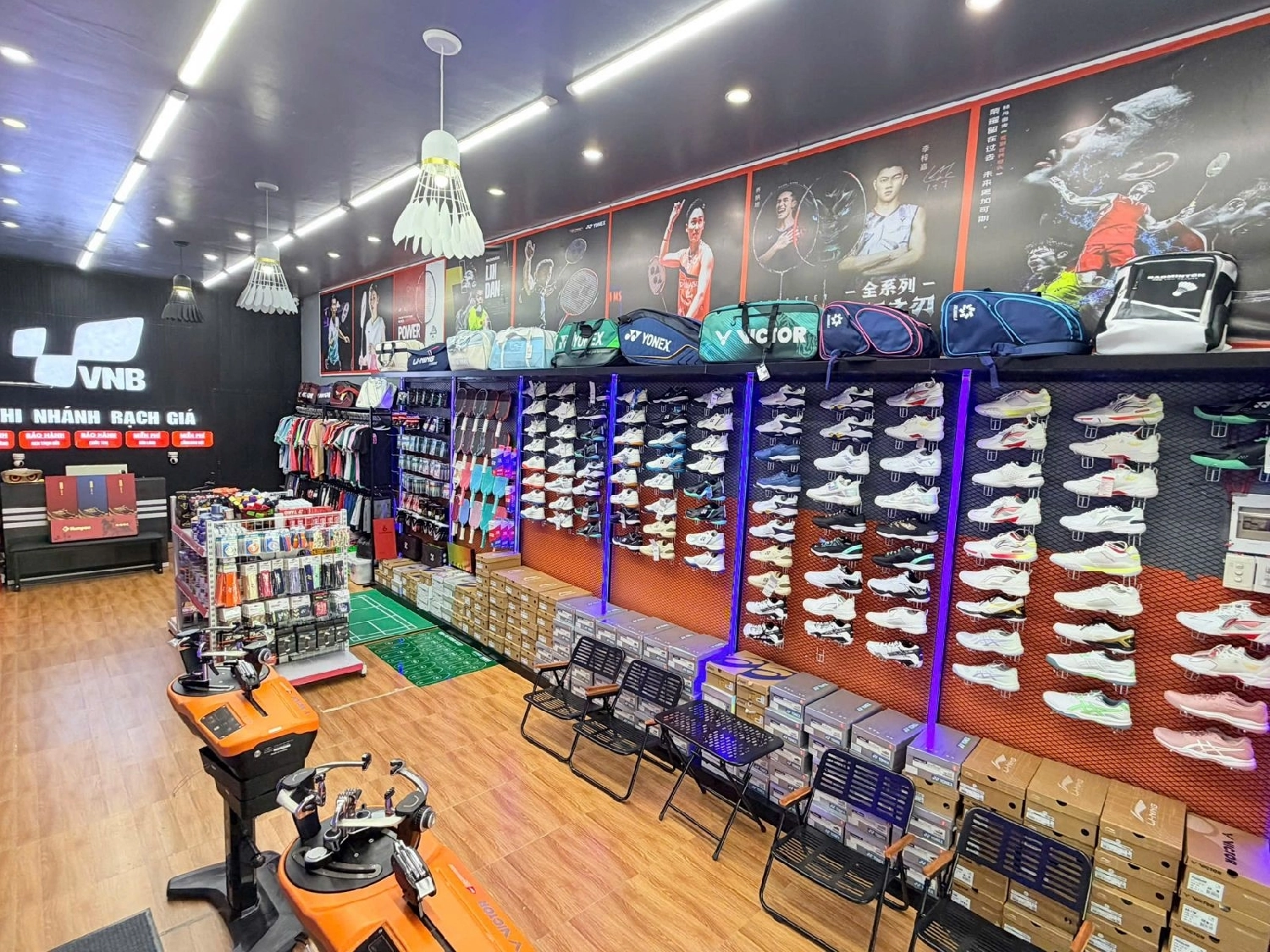 Khu vực giày cầu lông tại VNB Rạch Giá