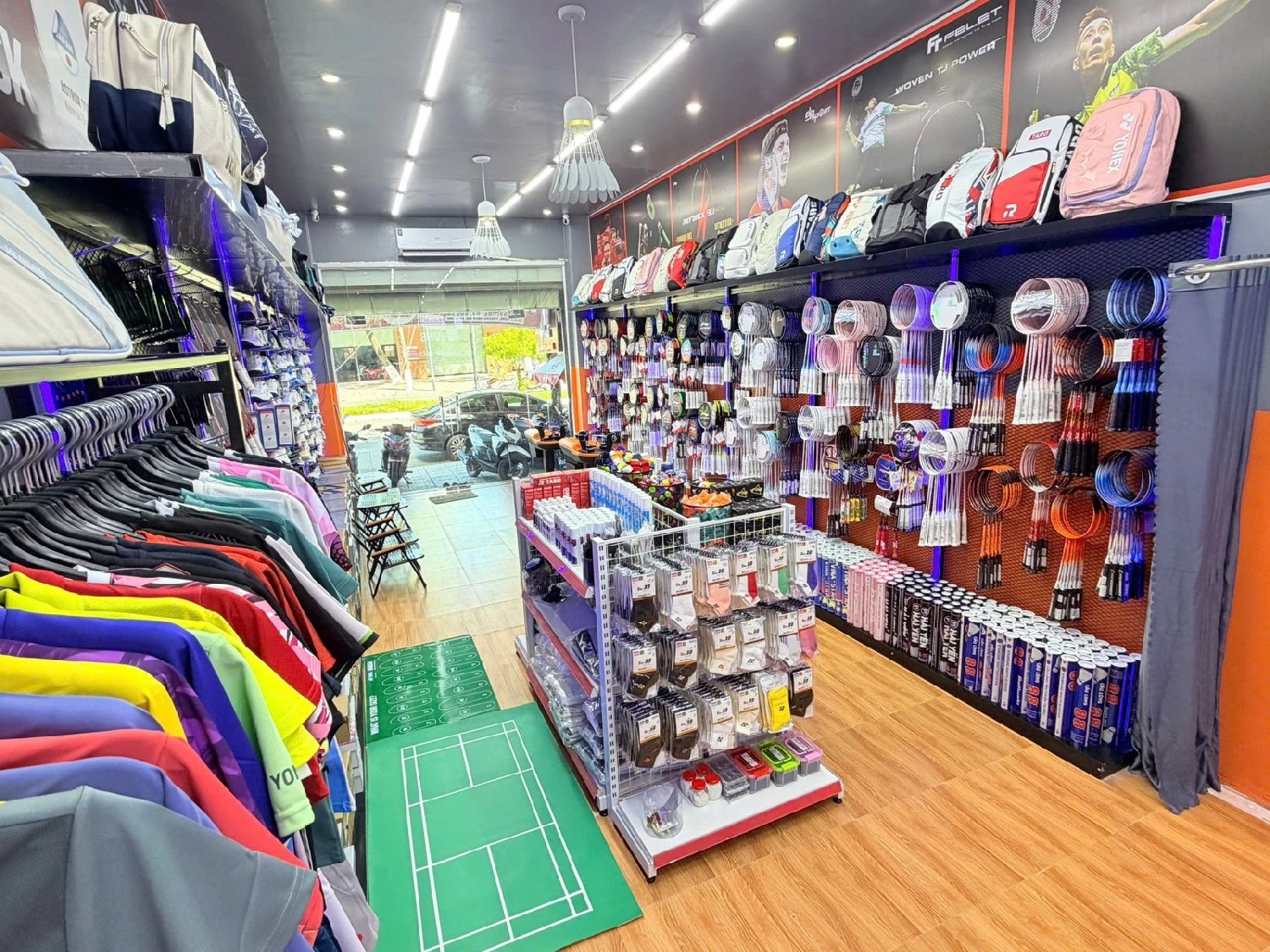 Khu vực phụ kiện cầu lông tại VNB Rạch Giá