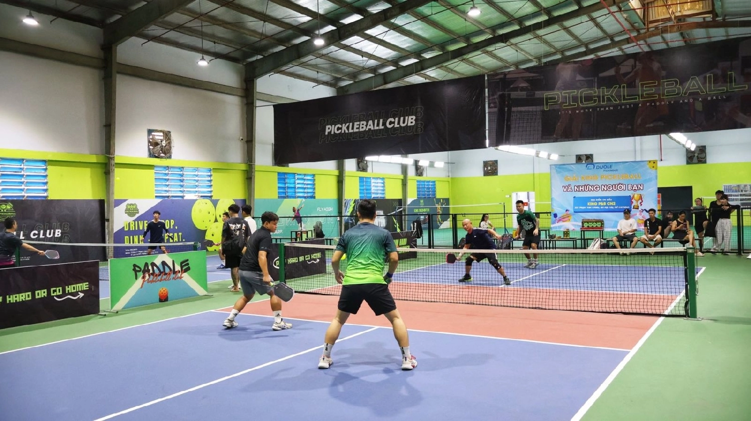 Người chơi đang trải nghiệm tại sân king pickleball & badminton