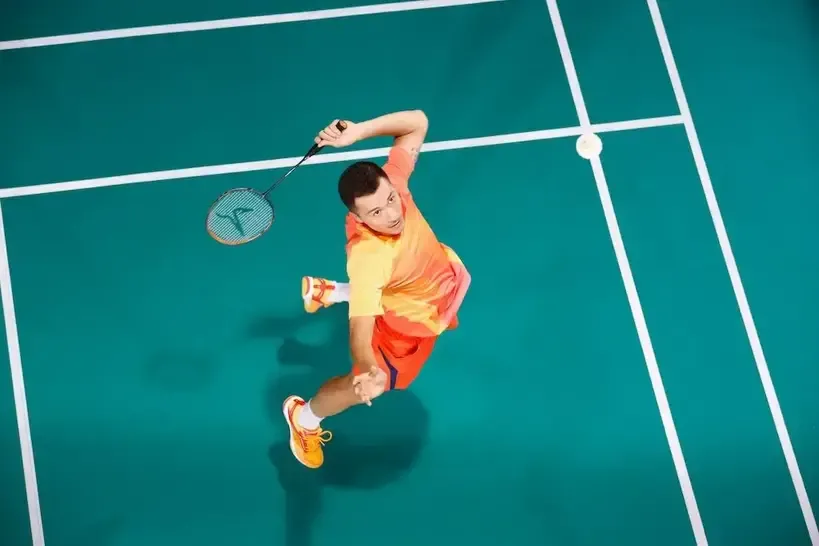 Di chuyển ở tư thế lùi sau đánh cầu trái