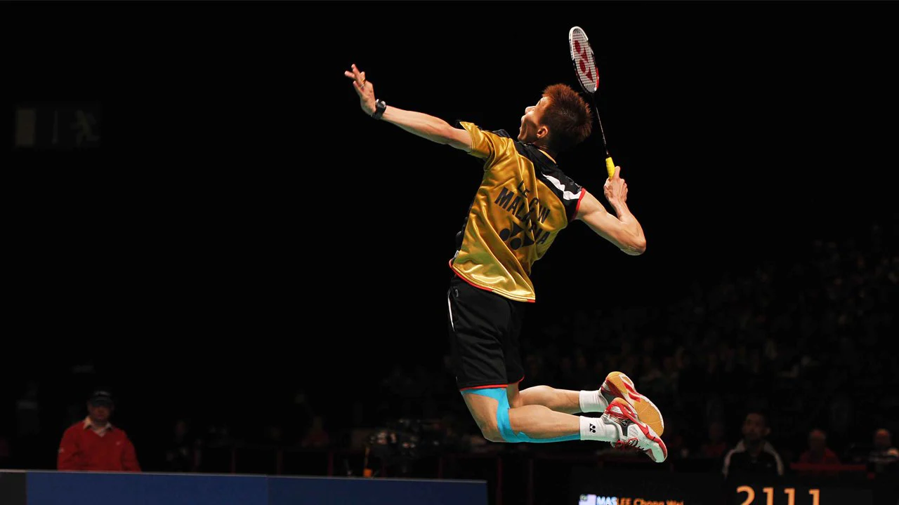 Nhảy lên cao vụt khi đánh cầu