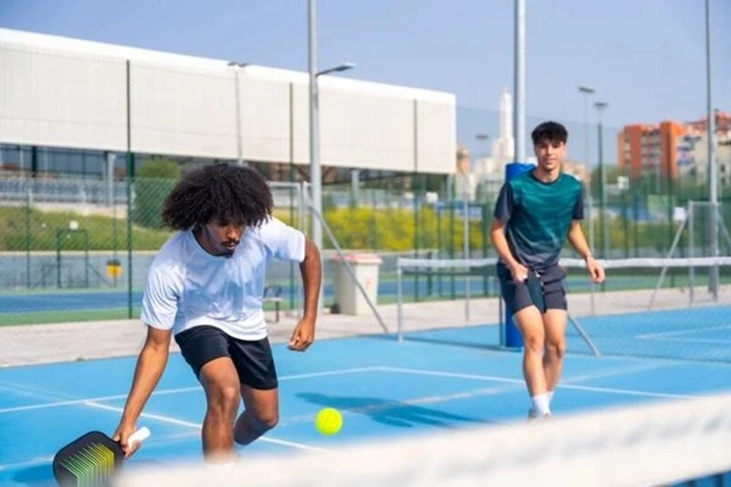 Lỗi thường gặp khi thực hiện kỹ thuật giao bóng xoáy trong Pickleball