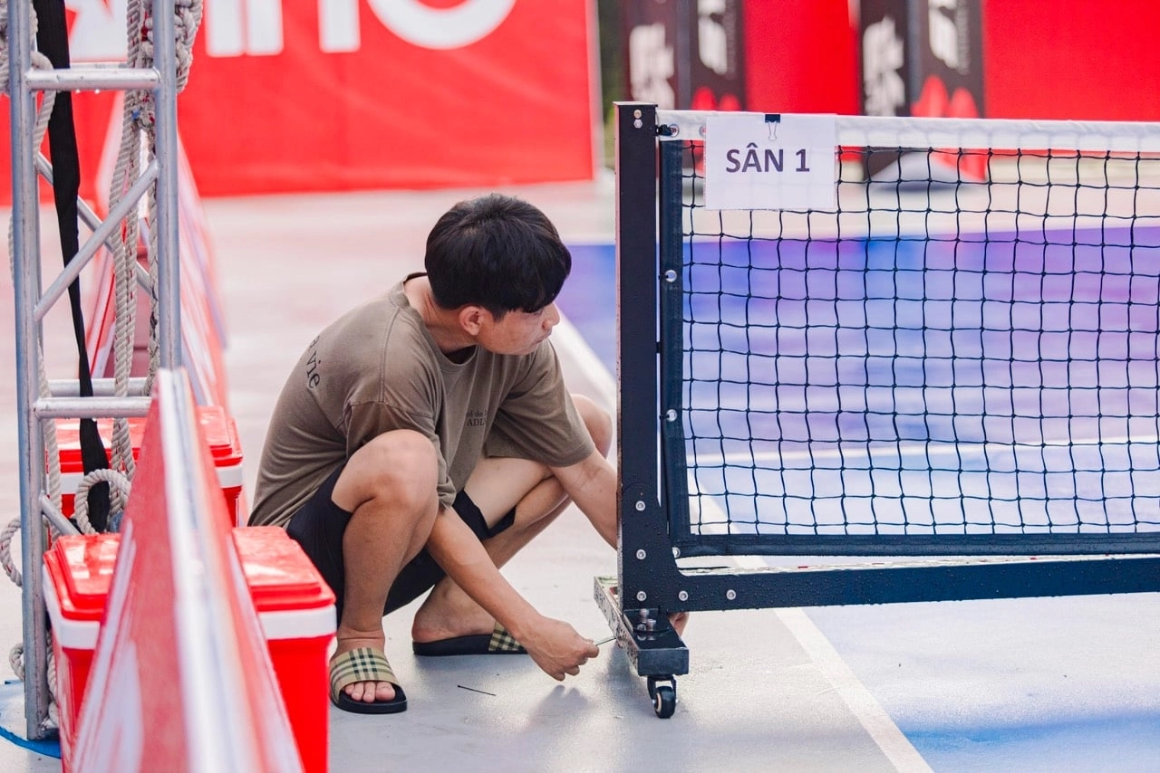 Hoàn thành lắp khung lưới pickleball