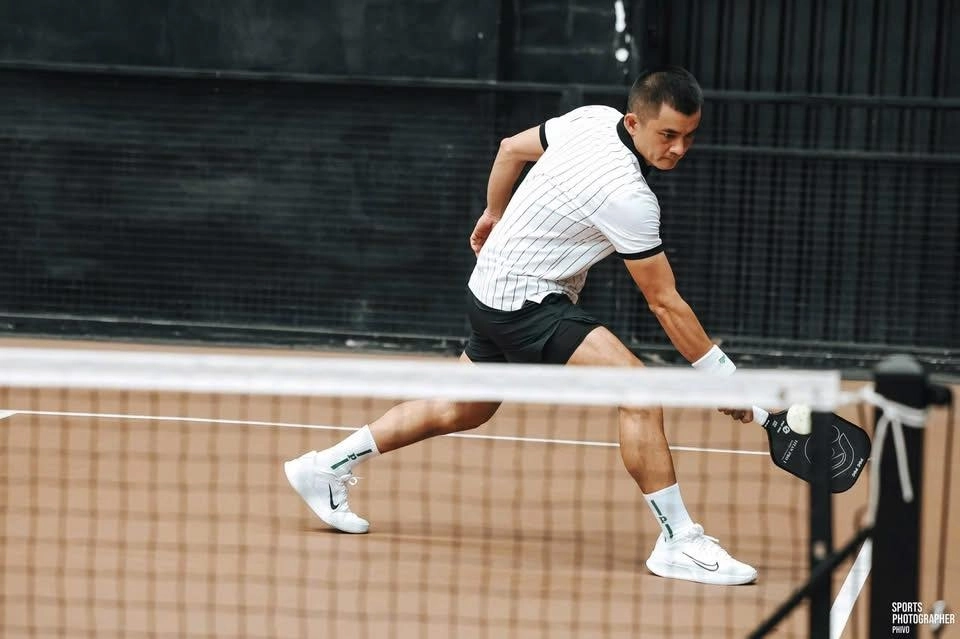 Lê Quốc Khánh đang chơi pickleball