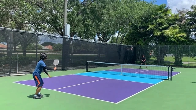 Luật pickleball đánh đôi về giao bóng và trả bóng