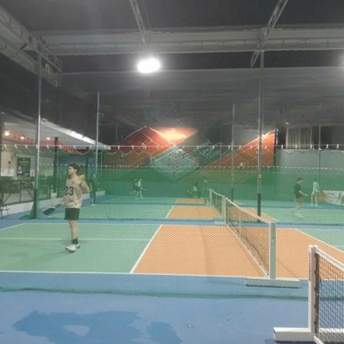 lưới chắn bóng đặt giữa các sân pickleball