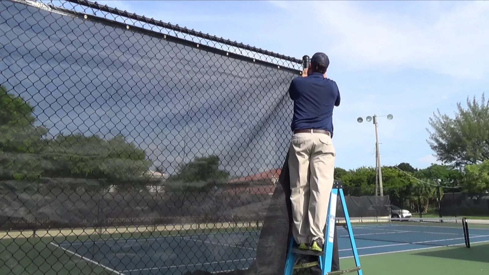 Những lưu ý khi lắp đặt lưới chắn gió sân pickleball 