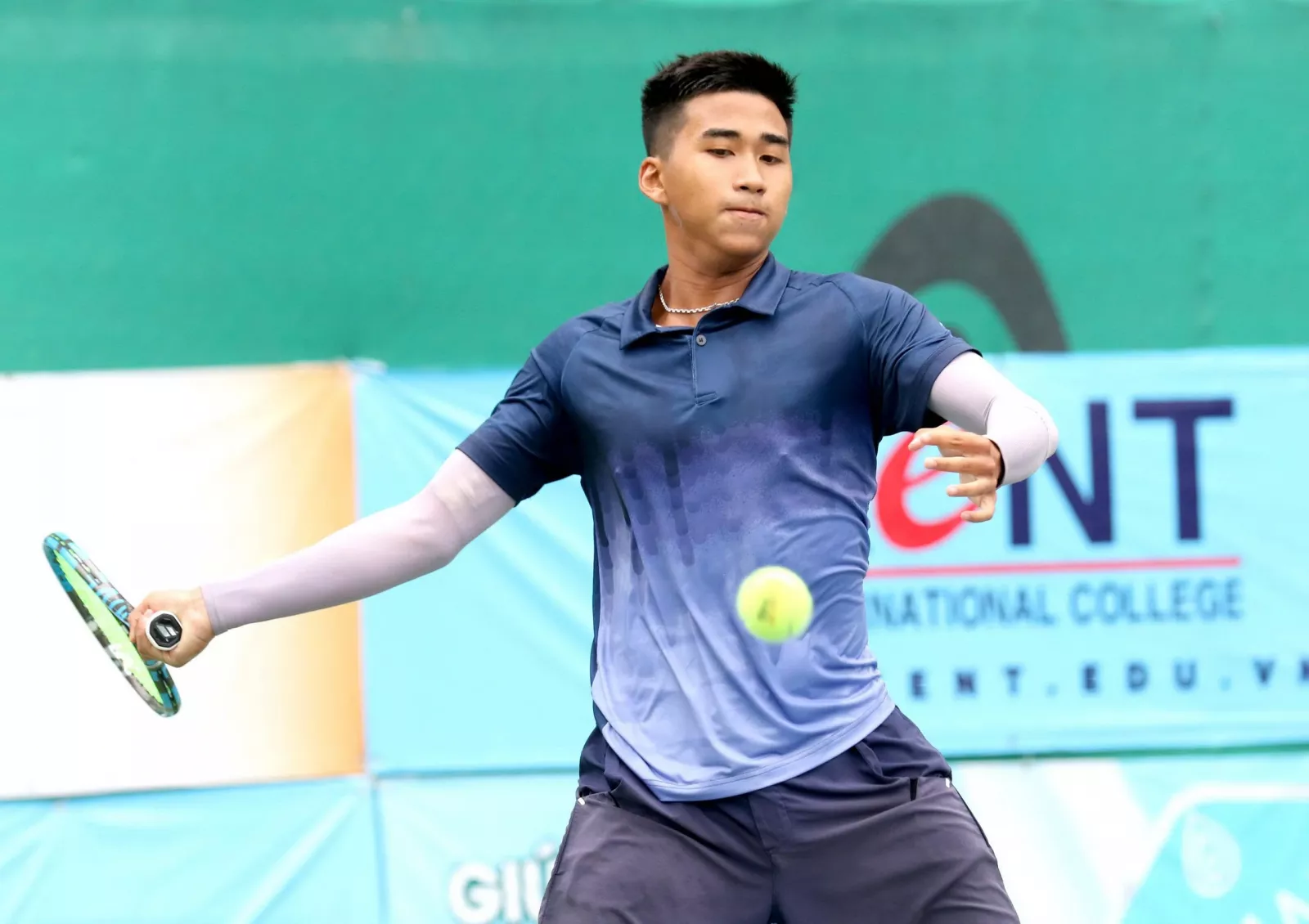 lý hoàng nam chơi tennis