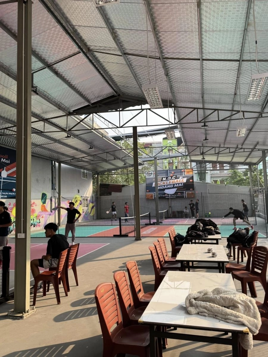 Khu vực nghỉ ngơi tại sân ndc pickleball