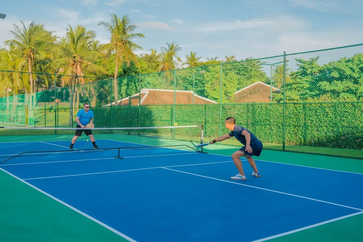 Phối màu sân pickleball trong khu nghỉ dưỡng