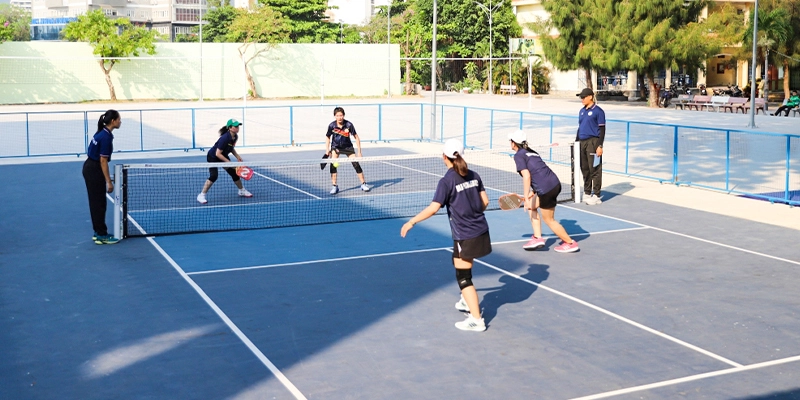 Sân pickleball có vùng sân chính màu xán lạnh