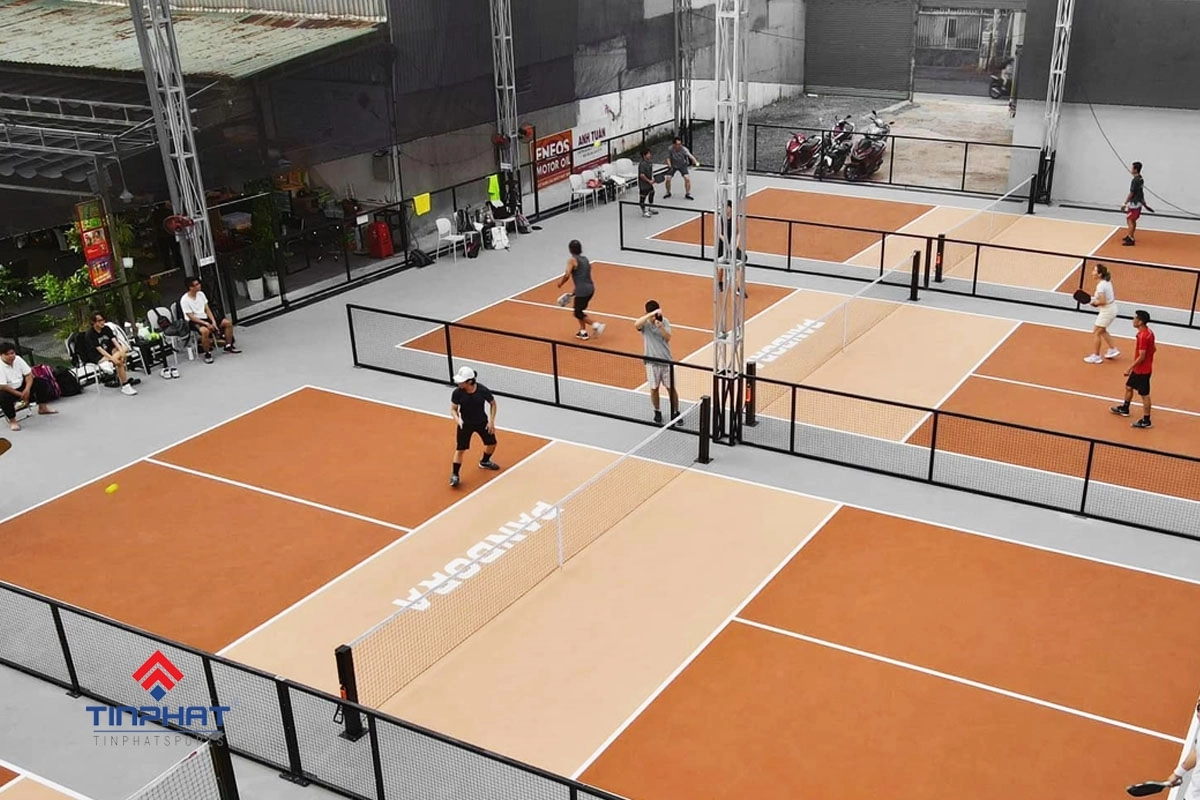 sân pickleball có border màu trắng