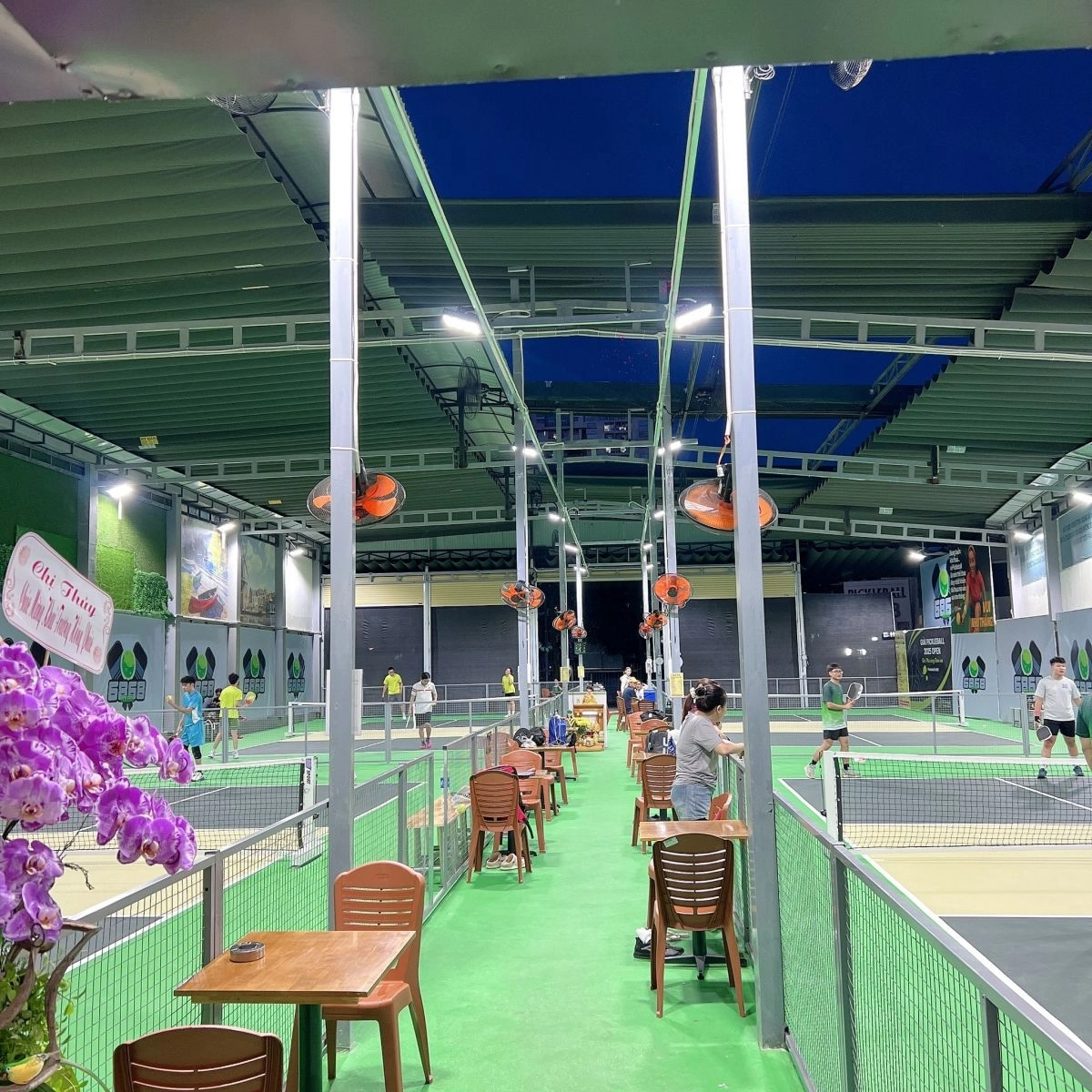 Khu vực nghỉ ngơi tại sân pickleball 6868 quận 7