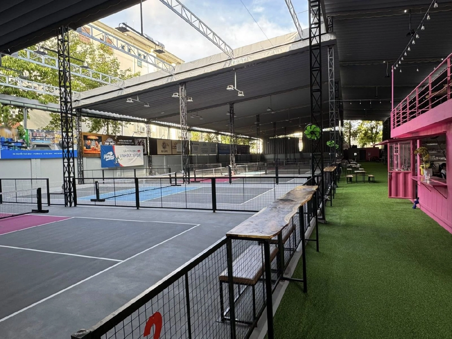 Mặt sân pickleball Cộng Hòa Garden