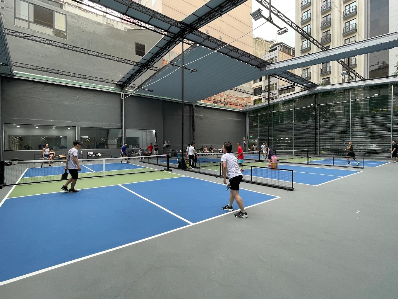 Các dịch vụ tiện ích tại sân Pickleball Hoàng Minh