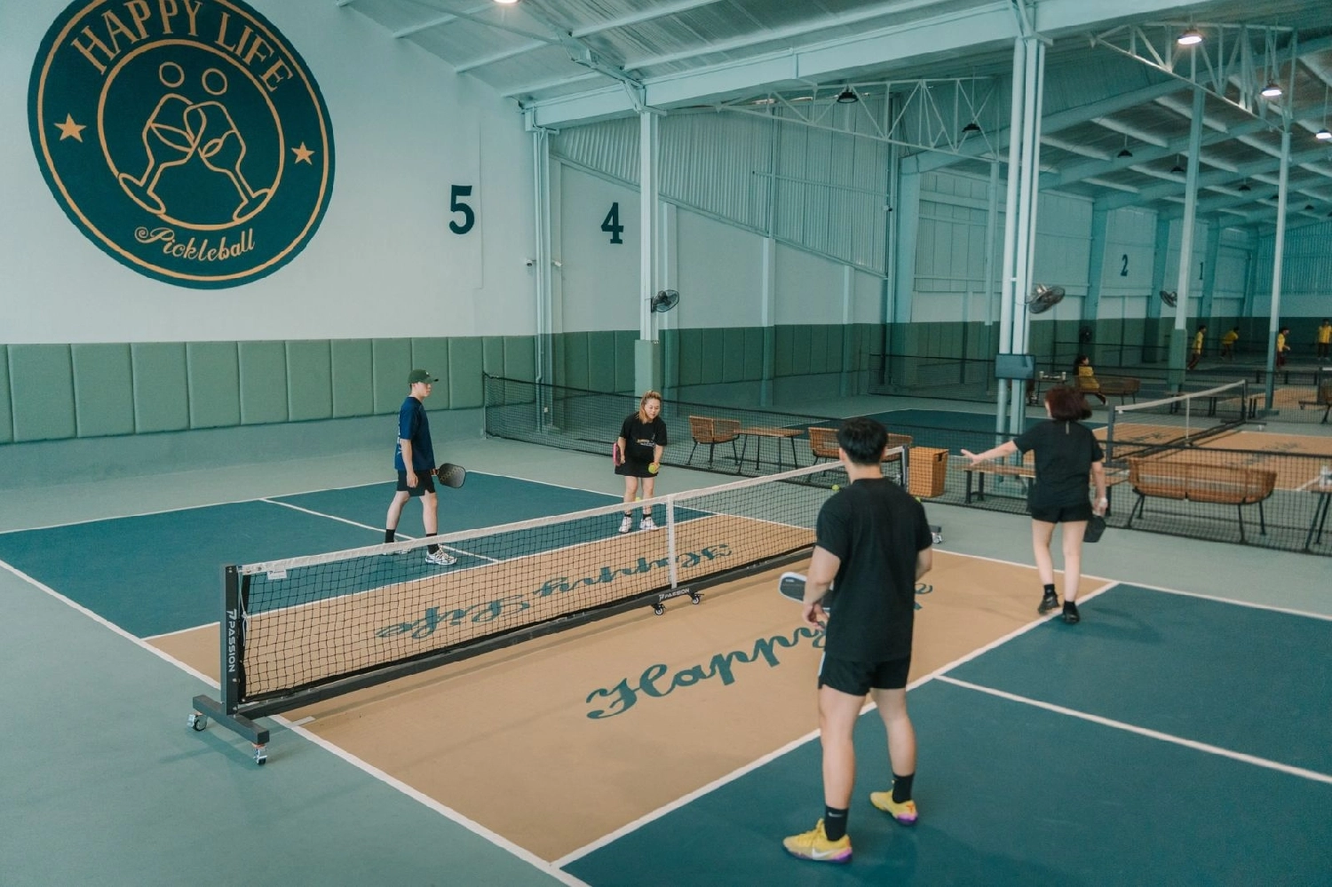 Người chơi tại sân Happy Life Pickleball