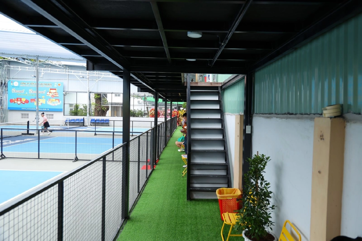 Khu vực nghỉ ngơi tại sân 79 pickleball nha trang