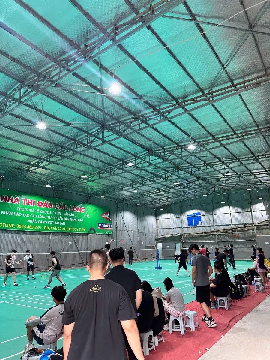 Sân cầu lông 12 Khuất Duy Tiến có trần tương đối cao